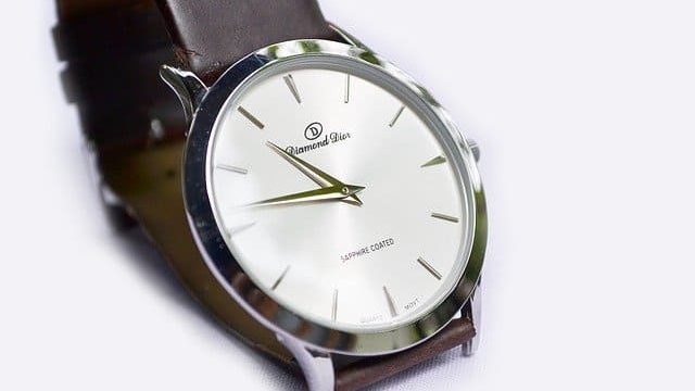 葬儀に身に着ける腕時計６つの条件 メタルバンドやスマートウォッチは失礼かng例解説 ファッションレンタル比較ランキング３選